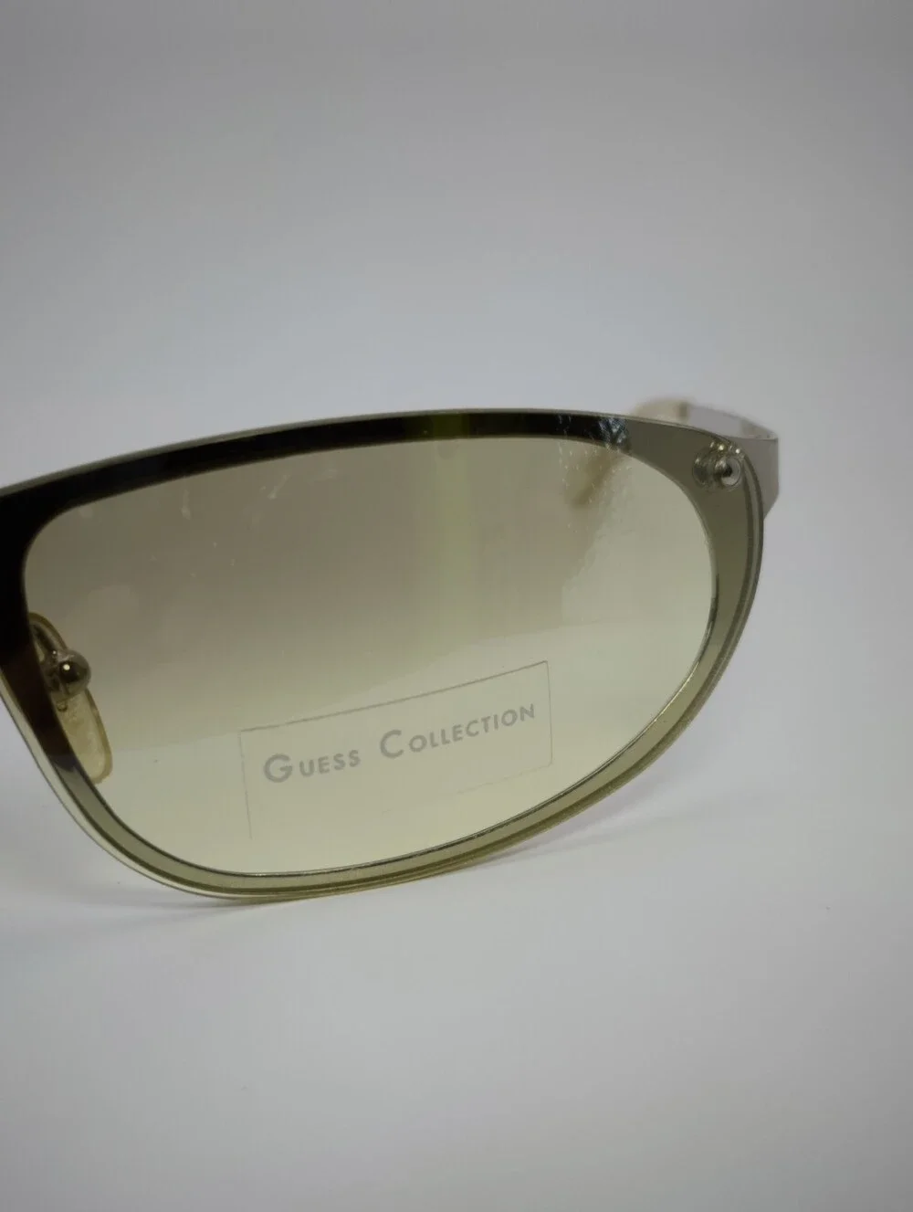 GUESS GU5115.  Olive Green Gradient Oval Wrap Sunglasses.